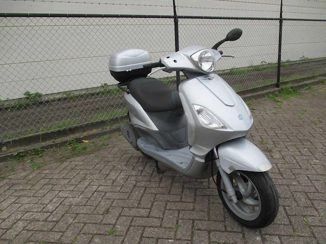 Piaggio - bromscooter - fly 4t tempi - scooter - afbeelding 7 van  11