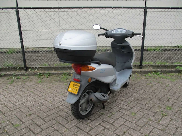 Piaggio - bromscooter - fly 4t tempi - scooter - afbeelding 9 van  11