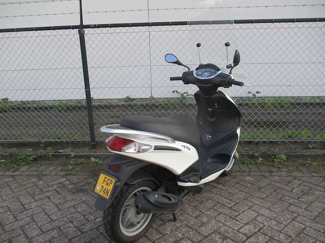 Piaggio - bromscooter - new fly 4t - scooter - afbeelding 9 van  11