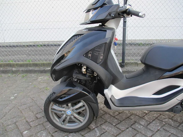 Piaggio - driewieler motorscooter - yourban lt 300 ie - motorfiets - afbeelding 9 van  15