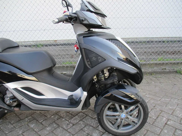 Piaggio - driewieler motorscooter - yourban lt 300 ie - motorfiets - afbeelding 15 van  15