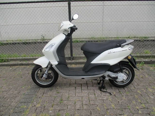 Piaggio - snorscooter - fly 4t - scooter - afbeelding 1 van  11