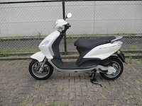 Piaggio - snorscooter - fly 4t - scooter - afbeelding 1 van  11