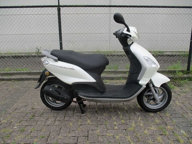 Piaggio - snorscooter - fly 4t - scooter - afbeelding 6 van  11