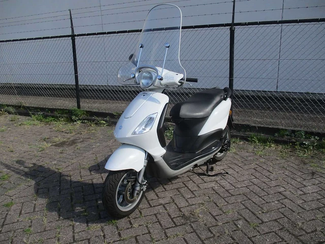 Piaggio - snorscooter - fly 4t - scooter - afbeelding 3 van  10