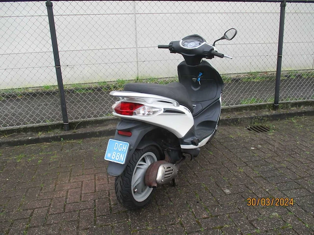 Piaggio - snorscooter - new fly 4t - scooter - afbeelding 9 van  11