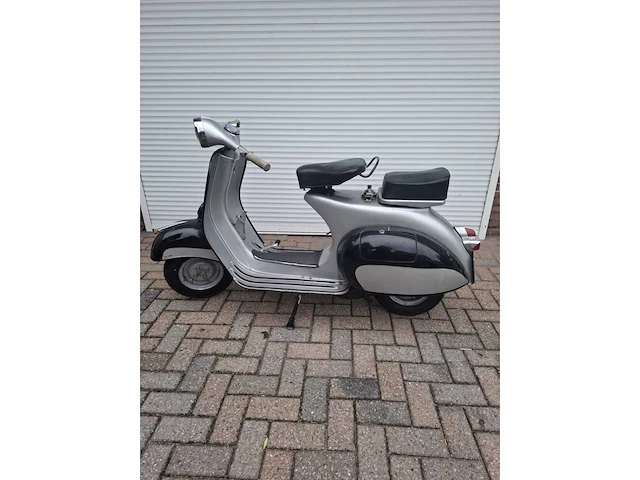 Piaggio - vespa - motorcycle - afbeelding 1 van  7
