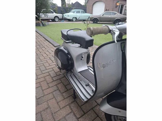 Piaggio - vespa - motorcycle - afbeelding 2 van  7