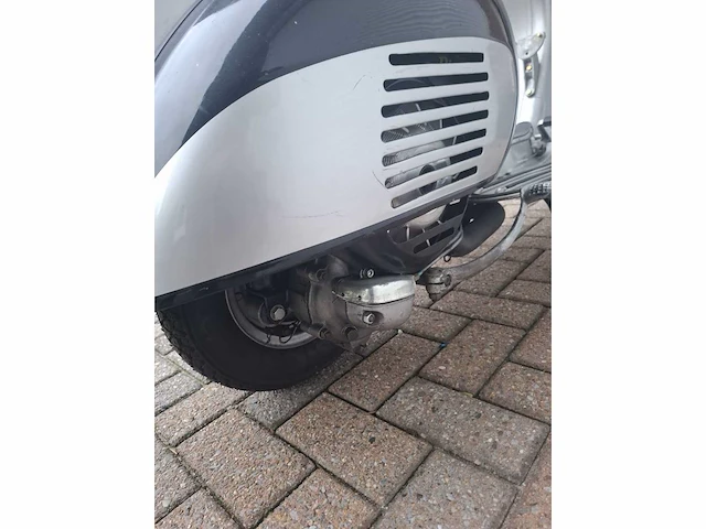 Piaggio - vespa - motorcycle - afbeelding 6 van  7