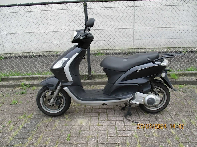 Piaggio fly 125 - motorscooter - 4 tact - motorfiets - afbeelding 1 van  9