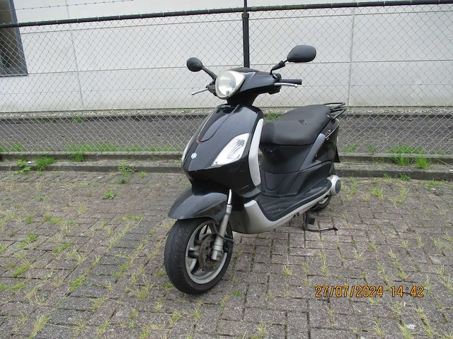 Piaggio fly 125 - motorscooter - 4 tact - motorfiets - afbeelding 2 van  9