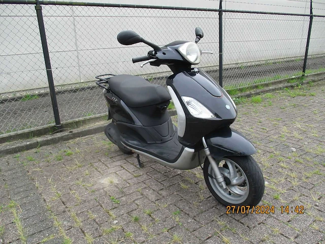 Piaggio fly 125 - motorscooter - 4 tact - motorfiets - afbeelding 4 van  9