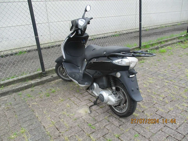 Piaggio fly 125 - motorscooter - 4 tact - motorfiets - afbeelding 8 van  9