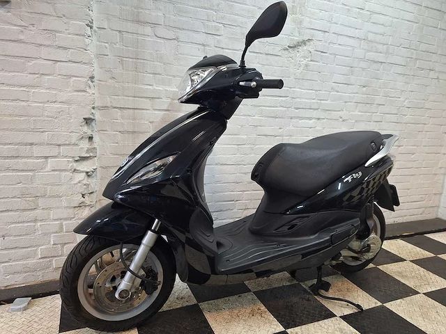 Piaggio fly 45 km bromscooter 4takt - afbeelding 2 van  7