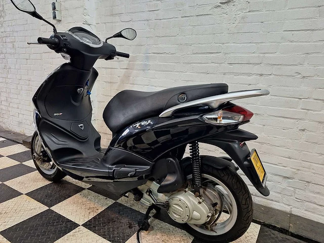 Piaggio fly 45 km bromscooter 4takt - afbeelding 3 van  7