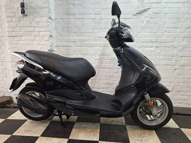 Piaggio fly 45 km bromscooter 4takt - afbeelding 6 van  7