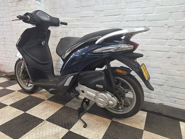 Piaggio liberty 45 km bromscooter 4takt - afbeelding 3 van  7