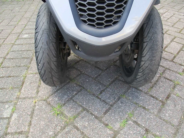 Piaggio mp3 - driewieler motorscooter - 350 abs/asr - motorfiets - afbeelding 15 van  17