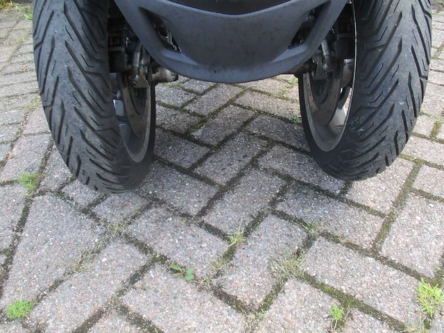 Piaggio mp3 - driewieler motorscooter - 500ie abs/asr - motorfiets - afbeelding 12 van  15