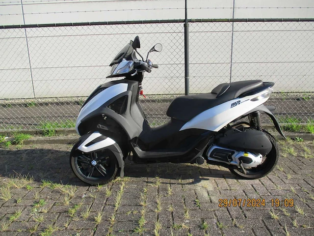 Piaggio mp3 300ie yourban rl - motorscooter driewieler - liquid cooled - motorfiets - afbeelding 1 van  11