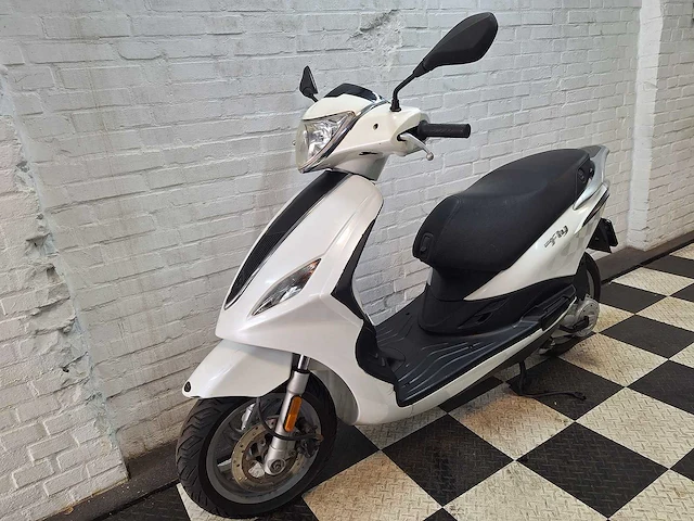 Piaggio new fly 25 km snorscooter 4takt - afbeelding 2 van  7