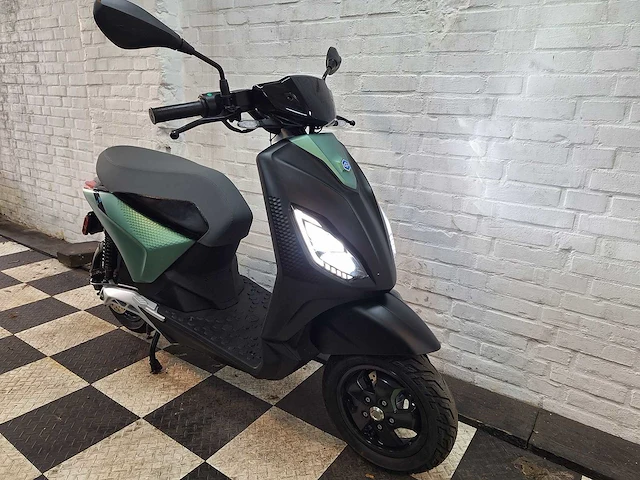 Piaggio one 45 km elektrische bromscooter nieuw - afbeelding 6 van  8