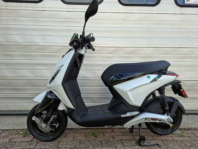 Piaggio one 45 km elektrische bromscooter nieuw - afbeelding 1 van  7
