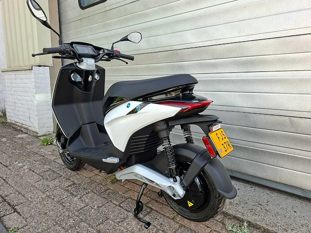 Piaggio one 45 km elektrische bromscooter nieuw - afbeelding 3 van  7