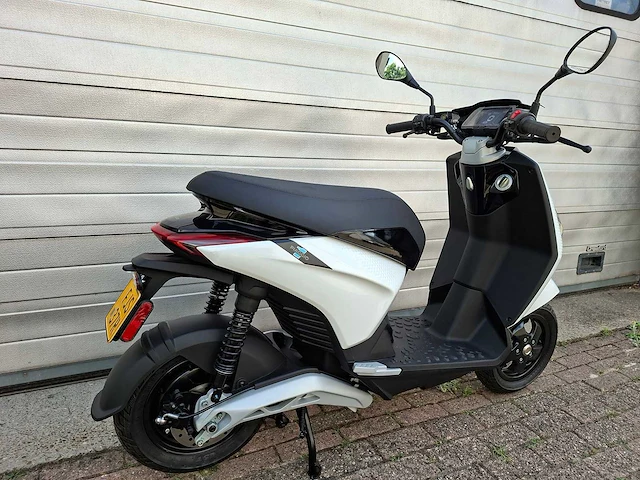 Piaggio one 45 km elektrische bromscooter nieuw - afbeelding 5 van  7