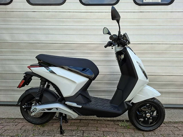 Piaggio one 45 km elektrische bromscooter nieuw - afbeelding 6 van  7