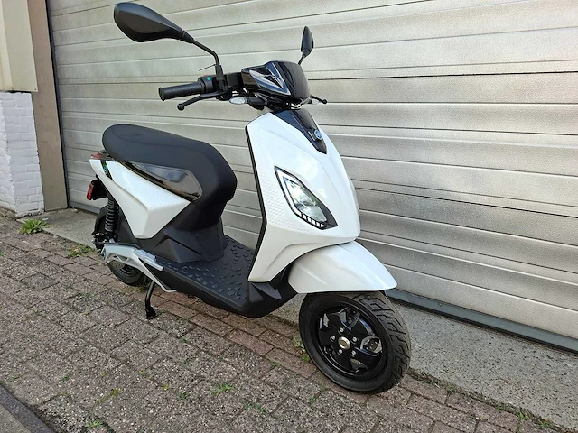 Piaggio one 45 km elektrische bromscooter nieuw - afbeelding 7 van  7