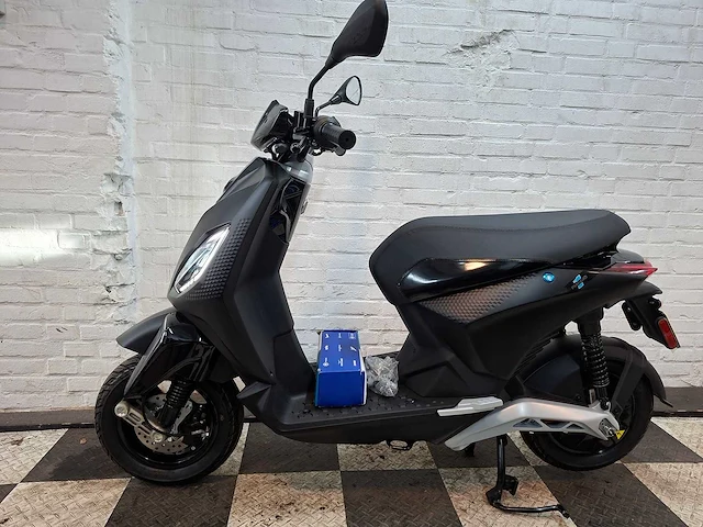 Piaggio one 45 km elektrische bromscooter nieuw - afbeelding 1 van  7