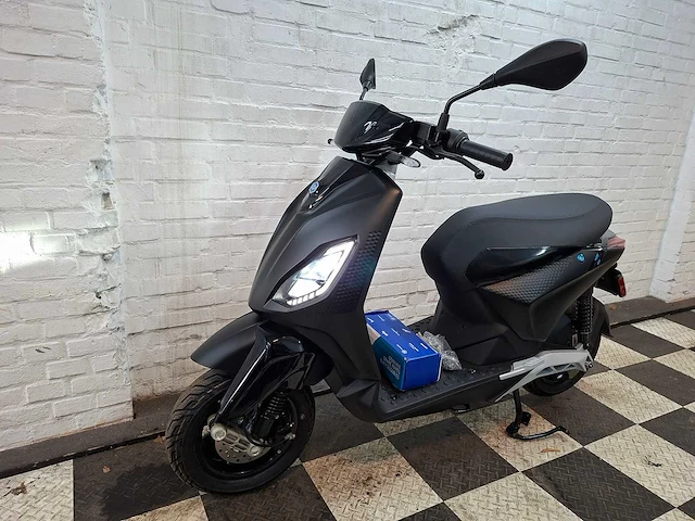 Piaggio one 45 km elektrische bromscooter nieuw - afbeelding 2 van  7