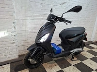 Piaggio one 45 km elektrische bromscooter nieuw - afbeelding 2 van  7