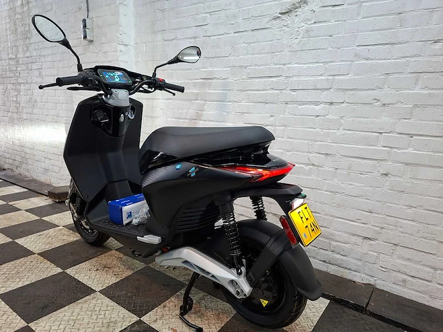 Piaggio one 45 km elektrische bromscooter nieuw - afbeelding 3 van  7