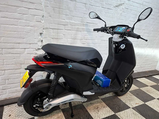 Piaggio one 45 km elektrische bromscooter nieuw - afbeelding 5 van  7