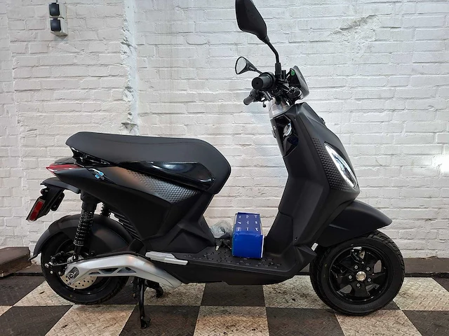 Piaggio one 45 km elektrische bromscooter nieuw - afbeelding 6 van  7