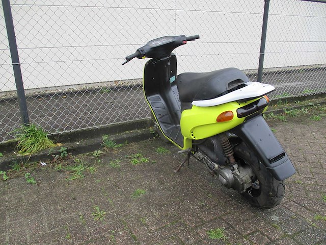 Piaggio typhoon 2 takt - bromscooter - oldtimer - scooter - afbeelding 2 van  11
