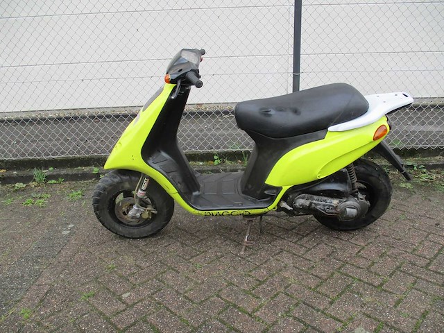 Piaggio typhoon 2 takt - bromscooter - oldtimer - scooter - afbeelding 1 van  11