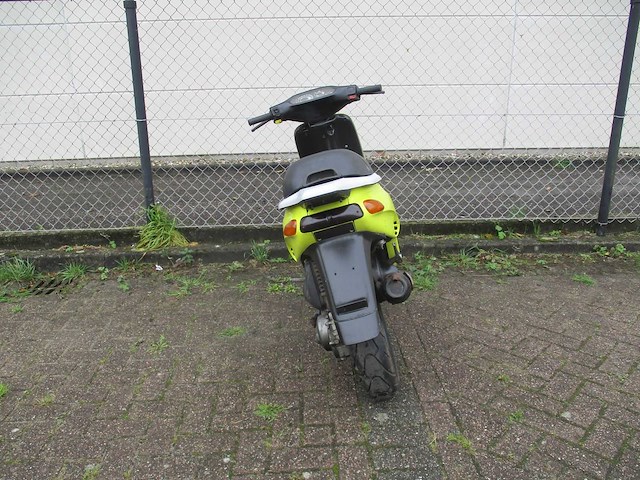 Piaggio typhoon 2 takt - bromscooter - oldtimer - scooter - afbeelding 10 van  11