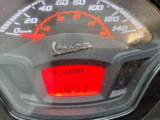 Piaggio vespa gts 300cc hpe notte motorscooter - afbeelding 4 van  8