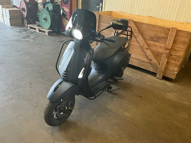 Piaggio vespa primavera 2t brommer scooter - afbeelding 8 van  13