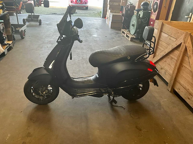 Piaggio vespa primavera 2t brommer scooter - afbeelding 9 van  13