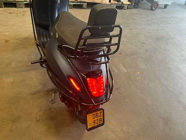 Piaggio vespa primavera 2t brommer scooter - afbeelding 10 van  13
