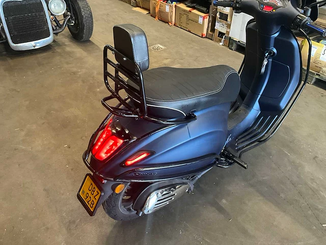 Piaggio vespa primavera 2t brommer scooter - afbeelding 11 van  13