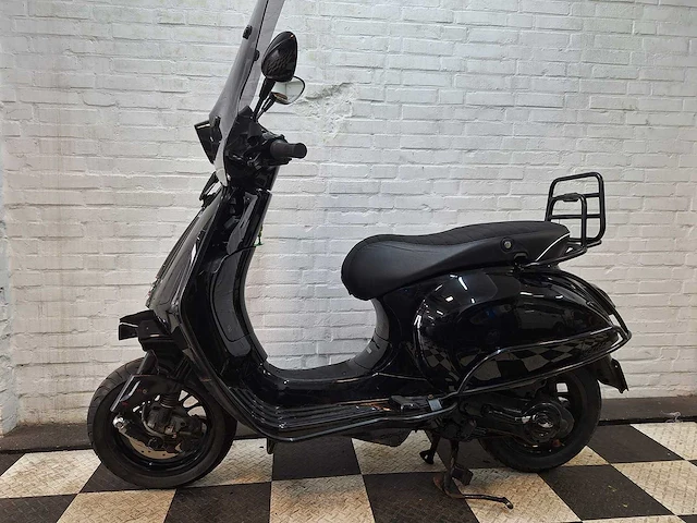 Piaggio vespa sprint 45km bromscooter 4-takt - afbeelding 1 van  7