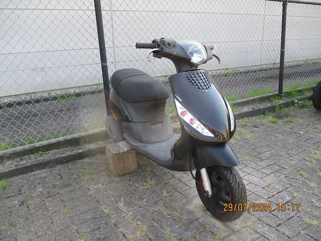 Piaggio zip 4 t injectie - bromscooter - e4 - scooter - afbeelding 7 van  11