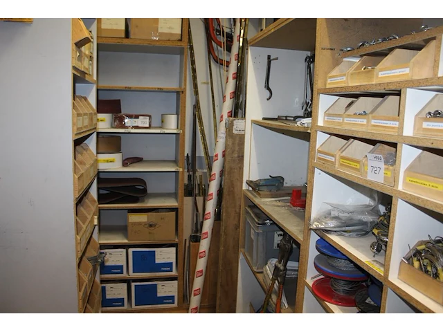 Pianoscharnieren en wandstellingsmateriaal in en naast houten bak. - afbeelding 1 van  4