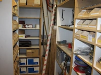 Pianoscharnieren en wandstellingsmateriaal in en naast houten bak. - afbeelding 1 van  4