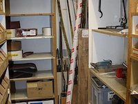 Pianoscharnieren en wandstellingsmateriaal in en naast houten bak. - afbeelding 2 van  4